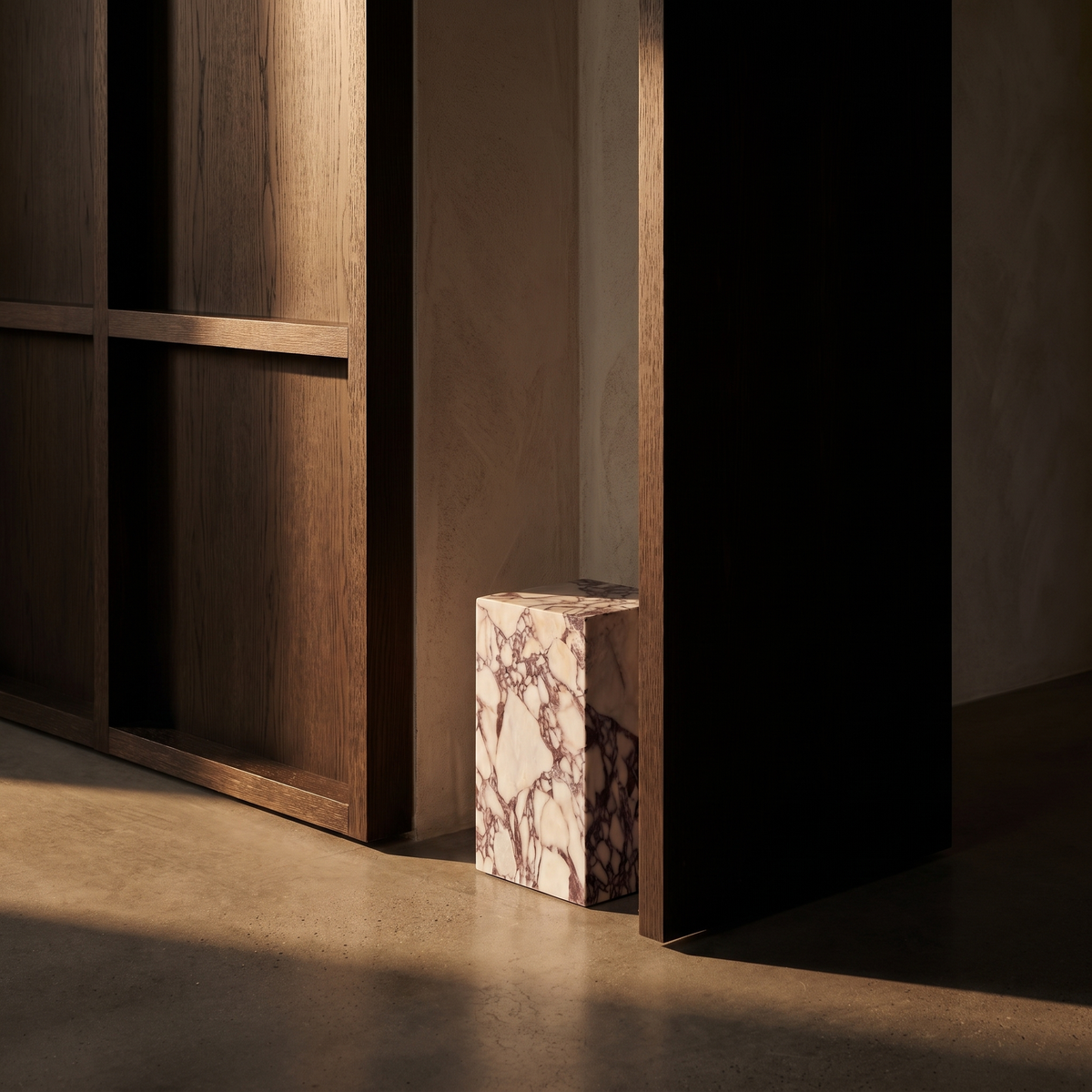 Plinth Small Calacatta Viola